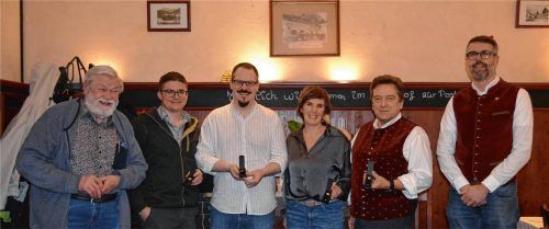 Mit der goldenen Ehrennadel für ehrenamtliches Engagement wurden die Marktgemeinderäte Dr. Ernst Wendel, Tobi Beck, Achim Stümpfe, Kathi Schmuck und Richard Schreiner von Bürgermeister Stefan Kattari (von links) ausgezeichnet. Foto  Eder
