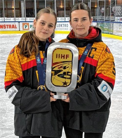 Mit der WM-Trophäe in der Hand: Antonia (links) und Theresa Zielinski aus Bad Aibling.Fotos privat