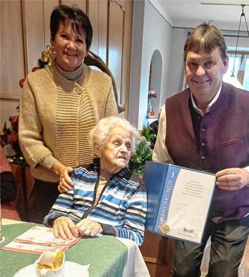 Mit einem Geschenk dankten Uschi Gnadl und Robert Leitner der 102-jährigen Gertraud Waschin für 50 Jahre Treue zum VdK-Ortsverband Übersee. Foto RE
