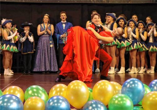 Mit einem zauberhaften Prinzenwalzer läutete das Kolbermoorer Kinderprinzenpaar Prinz Lukas II. und Prinzessin Isabella I. ein farbenfrohes Landkreisfestival ein.