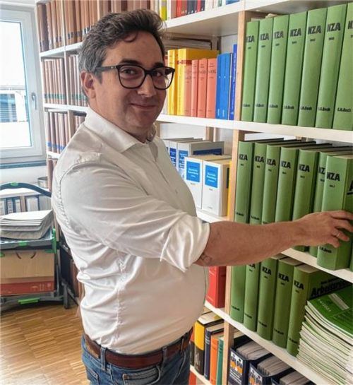 Mit Kommunalpolitik will sich Ortsvorsitzender Raphael Stanke von den Parteifreien in Bad Aibling auch künftig nicht nur beschäftigen, wenn er in der Bücherei seiner Kanzlei Literatur zum kommunalen Verwaltungsrecht sucht. Foto Kotter