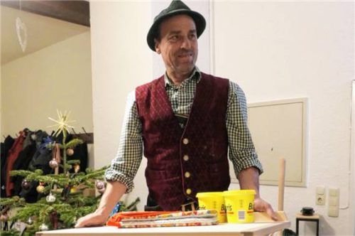 Mit lustigen Sprüchen versteigerte Stefan Jenuwein zahlreiche gespendete Gegenstände, unter anderem ein handgefertigtes Nudelbrett, beladen mit Butterschmalz. Foto Heinzinger