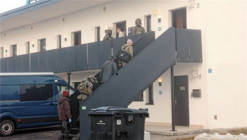 Mit vereinten Kräften konnten SEK, Kripo Mühldorf sowie Kripo Rosenheim und die Zentralen Einsatzdienste Traunreut den mutmaßlichen Täter dingfest machen. Unser Bild zeigt den Einsatz am Ampfinger Hotel, wo eine scharfe Waffe gefunden wurde. Der Mann im hellen Shirt neben den SEK-Beamten ist nicht der Täter, sondern ein Hotel-Mitarbeiter, wie Polizeisprecher Sonntag betont.Foto  fib/Eß
