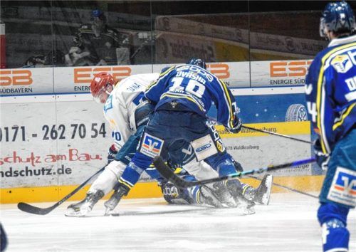 Mit vollem Einsatz erkämpfte sich der EHC Waldkraiburg drei Punkte.Foto Yasmin Neumann