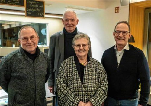 Mit Wahlen fand der Heimat- und Geschichtsverein Achental eine Nachfolgerin für den scheidenden Vorsitzenden Dr. Hans-Jürgen Grabmüller: Annemarie Kneissl-Metz. Ihr zur Seite stehen die Beisitzer Martin Metz (links) und Michael Elgartz sowie Schriftführer Ludwig Flug (hinten). Foto Flug