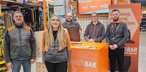 Mitarbeiter aus dem Markt stehen den Kunden des OBIAicherparks an der MachBar beratend zur Seite.