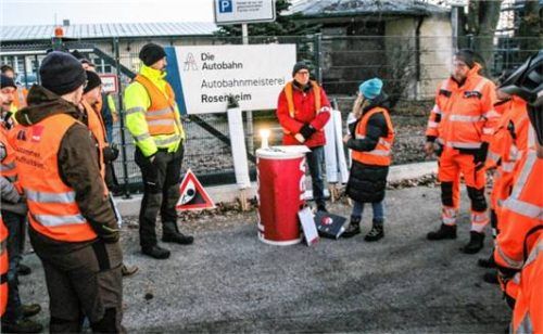Mitarbeiter der Autobahnmeisterei streikten am Dienstagmorgen. Fotos Reisner