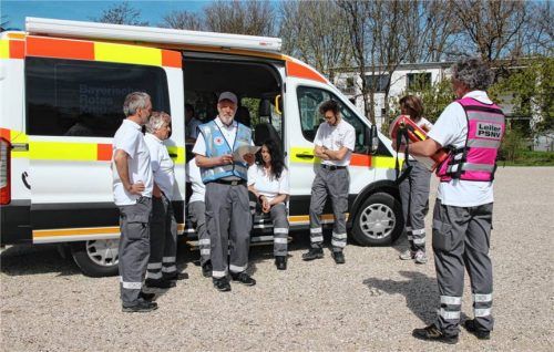 Mitglieder des Kriseninterventionsteams bei einer Übung: Auch die Helfer selbst brauchen nach belastenden Ereignissen Betreuung und Hilfe.Foto re