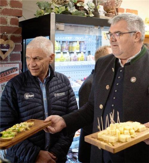 Molkereibesitzer Hermann Jäger (links) und Bürgermeister Ullrich Gaigl laden zum Probieren ein. Foto Günster
