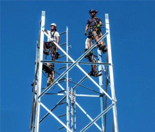 Monteure errichten einen neuen Mobilfunkmast. Auch in Rimsting sucht die Telekom einen weiteren Standort. Foto  dpa