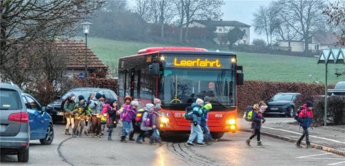 Morgens kommt es an der Grundschule Reitmehring regelmäßig zu chaotischen Verkehrssituationen.