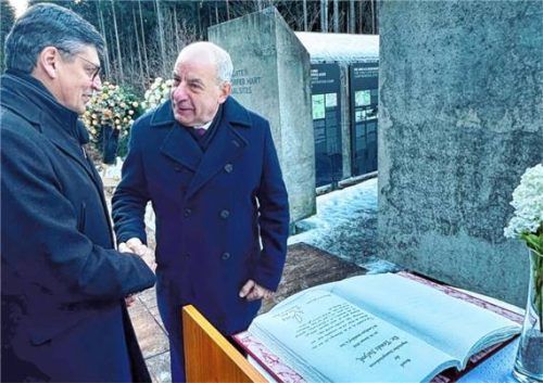 Mühldorfs Landrat Max Heimerl und Ungarns Staatspräsident Tamás Sulyok vor dem Gedenkbuch der KZ-Gedenkstätte im Mühldorfer Hart. Foto Kreibich