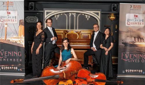 Musik auf einem historischen Instrument – Patrick C. Vida (Zweiter von rechts) und sein Quintett mit dem Klavier im Lokschuppen. Fotos Axel Jusseit