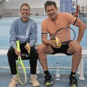 Sie spielt gegen Tennis-Stars und Promis