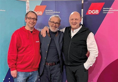 Nach den Neuwahlen: (von links) Thomas Hundhammer, neuer Vorsitzender des DGB-Kreisverbands Mühldorf, Richard Fischer, ausscheidender langjähriger Vorsitzender des Kreisverbands Mühldorf und stellvertretender Landrat, und Martin Sterz, neuer stellvertretender Vorsitzender des DGB-Kreisverbands.Foto  privat