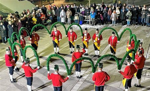 Nach der Begrüßung des Publikums begann der Auftanz zu den Klängen eines „Schottischen“. Fotos Neuwirth