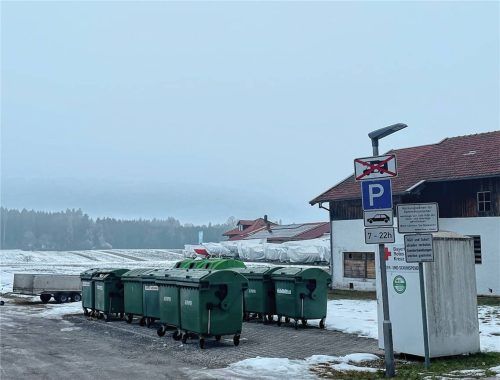 Nach der Besichtigung am Parkplatz Gollenshausen steht fest: Die Beschilderung muss sich ändern und entsprechend angeordnet werden.Foto Kirchner
