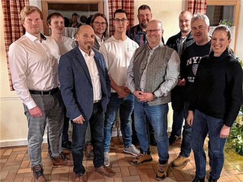 Nach der Kandidatenwahl bei der UWG: (von links) Thomas Obermaier, Florian Soier, Johannes Kiefinger, Harald Rudolf, Stephan Lenhart, Paul Sageder, Josef Altmann, Josef Altmann junior, Herbert Pfeilstetter und Eva Großen (geb. Axenbeck). Foto re