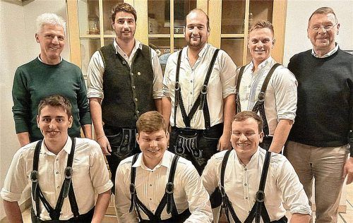 Neu gewählt wurden (vorne, von links) Elias Köhldorfner, Felix Pichl und Tobias Egger. Bürgermeister Thomas Schmidinger (hinten, von links) leitete die Wahl, Ausgeschieden sind Christoph Nachbar, Martin Randlinger und Florian Hölzl. Pfarrer Hans Oberbauer kommt seit vielen Jahren aus München in seine Heimat Schnaitsee, um den Gottesdienst der Burschen zu zelebrieren. Fotos Unterforsthuber