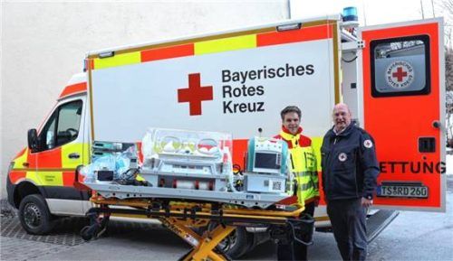 Neue Möglichkeiten: Der Leiter des BRK-Rettungsdienstes im Landkreis Traunstein, Jakob Goëss (rechts), und der Chefarzt der KSOB Kinderklinik, Prof. Dr. med. Gerhard Wolf (links), freuen sich über den Intensivtransport-Inkubator. Foto Bechmann/Kliniken Südostbayern