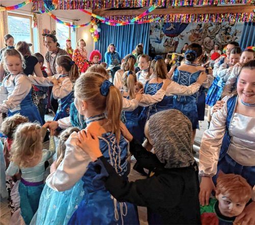 Nicht nur bei der Polonaise herrschte beim Kinderfasching der Feuerwehr Gedränge auf der Tanzfläche. Foto Kotter