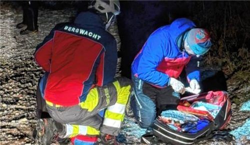Notfallmedizinische Versorgung einer Patientin durch die Bergwacht. Foto Bergwacht
