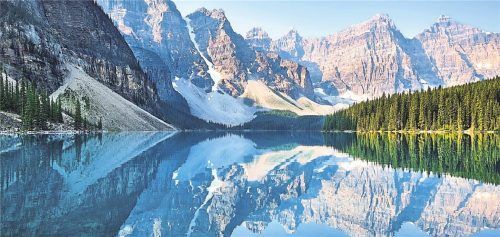 Ob in Baumhäusern (l.) oder an Kanadas Moraine Lake (gr. F.): 2026 geht‘s für viele hoch hinaus. Fotos IMAGO/ YAY IMAGES/ ADDICTIVE STOCK/ CAVAN IMAGES/ WESTEND61/ ZOONAR, UNSPLASH