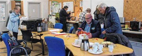Ob Staubsauger, Kaffeemaschine oder Kinder-Radio: Im Waldkraiburger Reparatur-Café wird repariert, was den Geist aufgegeben hat.Fotos  Huckemeyer