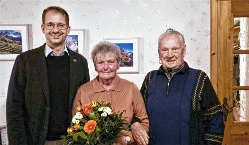 Oberbürgermeister Andreas März (links) besuchte Heidemarie und Horst Hampl zu ihrem 65. Ehejubiläum. Fotos Aberle