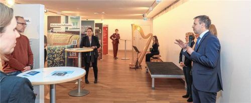 Oberbürgermeister Dr. Christian Hümmer (rechts) bei der Eröffnung der Ausstellung über häusliche Gewalt im Kulturforum Klosterkirche Traunstein. Foto Effner