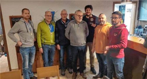 Organisator Franz Reibl (Vierter von links) lobte die Fairness aller Mannschaften und konnte auch an Jens Baumgärtel (Dritter von rechts) die Scheibe als bester Allrounder übergeben. Foto Gerhard Erlich