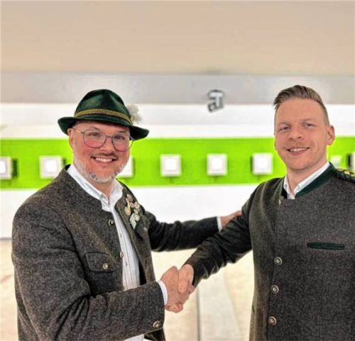 Paul Reiprich und der neue Erste Schützenmeister Sebastian Alberter (von links). Foto re