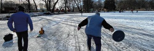 Perfekte Bedingungen fürs Eisstockschießen auf dem Irlacher Weiher in Bad Aibling. Foto Fleckenstein