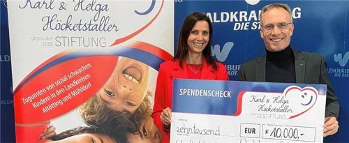 Petra Höcketstaller (links) übergab Bürgermeister Robert Pötzsch einen Spendenscheck über 10.000 Euro für bedürftige Kinder. Foto  Stadt Waldkraiburg