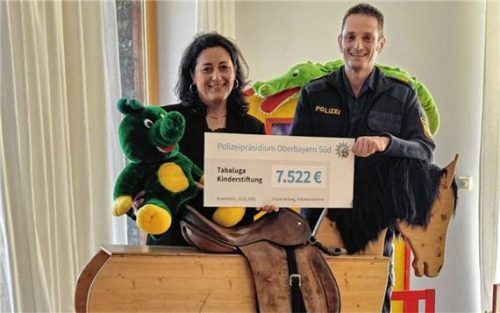 Polizeivizepräsident Michael Siefener überreichte den Spendenscheck an Verena Scheffauer von der Tabaluga-Kinderstiftung. Foto Polizeipräsidium Oberbayern Süd