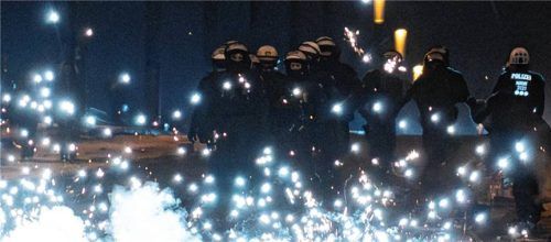 Polizisten sichern in der Nacht ein Feuerwerk.Foto DPA