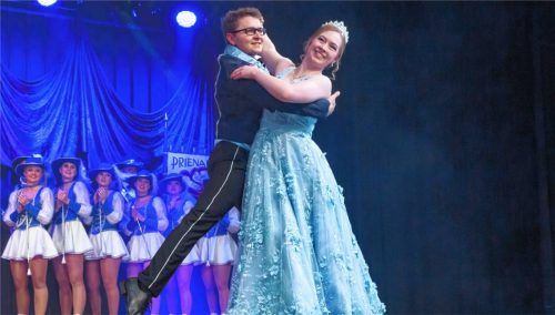 Prinzessin Stefanie I., strahlende Herrscherin über Zahlen und Schiffe vom glitzernden Chiemsee, und Prinz Thomas I., königlicher Regent über Maschinen und Konstruktionen vom Fuße des Holzbergs bei ihrem ersten Walzer der Saison.