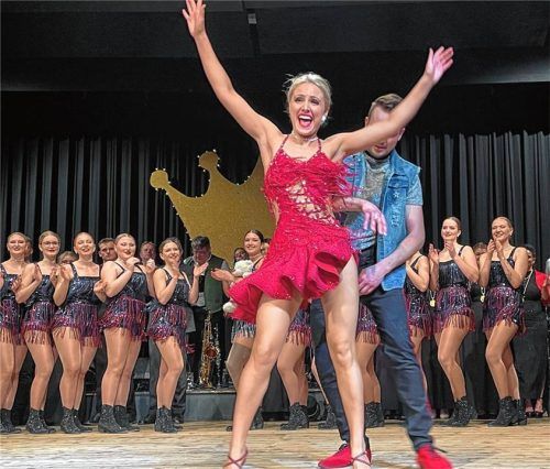 Prinzessin Stephanie I., strahlende Schönheit der willkommenen Herzen im Zauber des Klanges, und seine Hoheit, Prinz Leonhard I., edler Wächter der Holzkunst und der lodernden Flammen - überzeugender Auftritt beim Krönungsball der Aschauer Faschingsgilde. Fotos kirchner