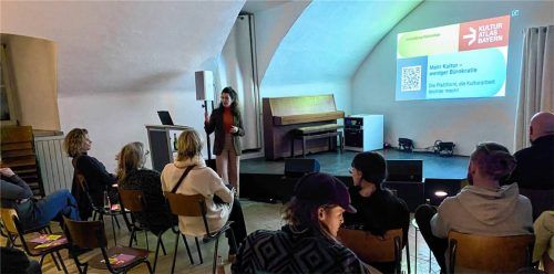 Rebecca Zimmermann, Geschäftsführerin der Stiftung Kulturzukunft Bayern, und Anke Hellmann, Kulturreferentin des Landkreises Rosenheim, präsentierten im Wasserburger Gimplkeller den „Kulturatlas Bayern“. Foto  Falk