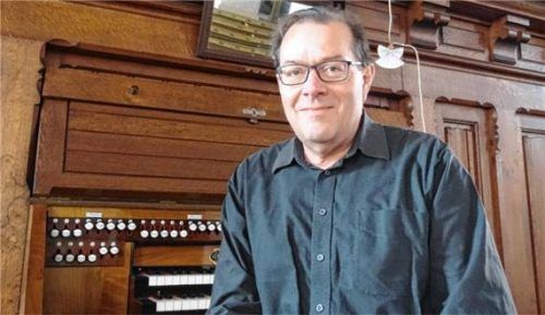 Regionalkantor Heinrich Wimmer spielt am Freitag in der Erhartinger Pfarrkirche. Foto re