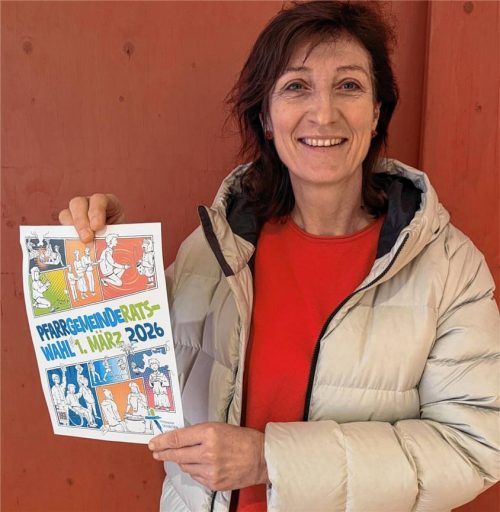 Renate Gartmeier, Vorsitzende des Stadtkirchenrates in Bad Aibling, präsentiert das offizielle Plakat, mit dem in der Erzdiözese München und Freising für die Pfarrgemeinderatswahl am 1. März geworben wird. Foto Kotter