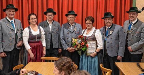 Renate Stahuber (Dritte von rechts) wurde für jahrzehntelanges Engagement geehrt.Foto re