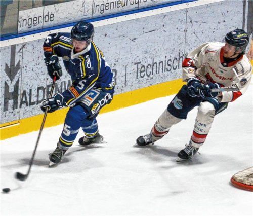 Rene Mertz schnappt sich hier die Scheibe vor seinem Ulmer Gegenspieler.Foto Yasmin Neumann