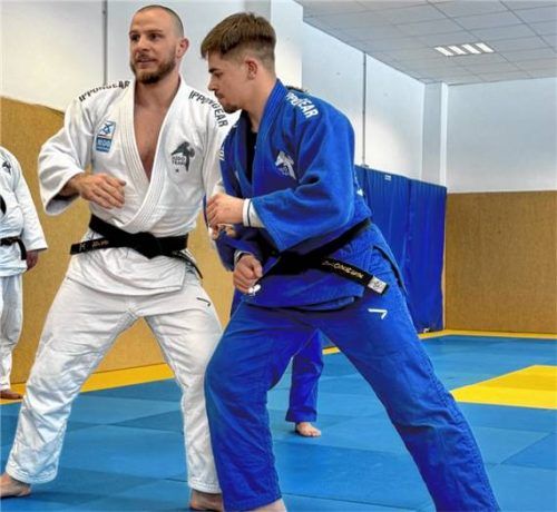 Robert Barwig (in weiß) konnte in der vergangenen Zweitliga-Saison alle seine Kämpfe gewinnen.Foto KSV Bad Aibling