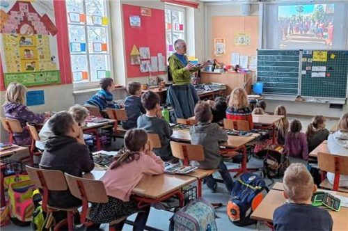 Robert Loidl zeigte den Kindern in einer Präsentation Bilder vom Besuch im Kinderheim in Kenia. Foto re