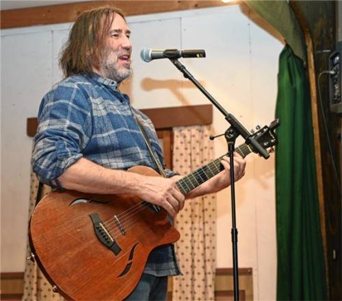 Roland Hefter trat bereits zum zweiten Mal zugunsten des Vereins auf, der sich über einen vollen Saal freute. Foto Ruprecht