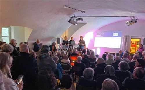 Rund 150 Interessierte kamen in den Wasserburger Gimplkeller, um sich über den Stand der Dinge des Kino Utopia zu informieren. Foto Falk