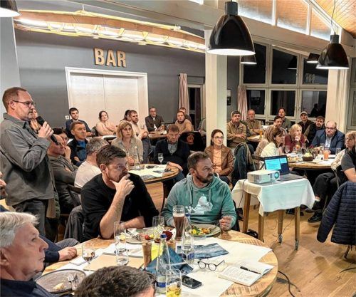 Rund 60 interessierte Bürger informierten sich über die Ergebnisse einer Umfrage des CSU-Ortsverbandes Seeon-Seebruck-Truchtlaching, wie zufrieden die Gemeindebürger mit der Kommunalpolitik sind. Die Veranstaltung fand im Saal des Hafenwirts Seebruck statt. Foto  Rasch