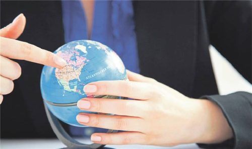 Rund um den Globus gearbeitet? Dann haben Sie unter Umständen auch in anderen Ländern als Deutschland Rentenansprüche erworben. Foto CHRISTIN KLOSE/DPA-TMN