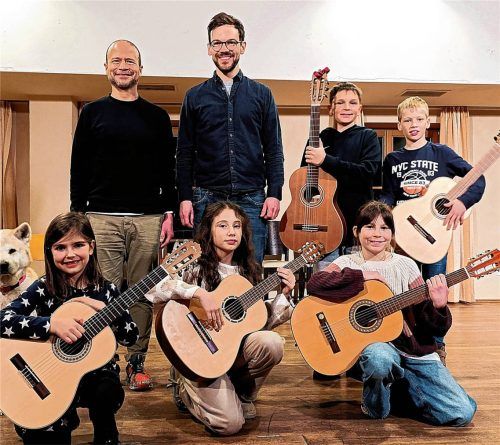 Rund um den Meister Luis Campos präsentierten sich stolz die Schnaitseer Gitarrenschüler. Stehend ihr Gitarrenlehrer Thomas Beer. Foto Unterforsthuber